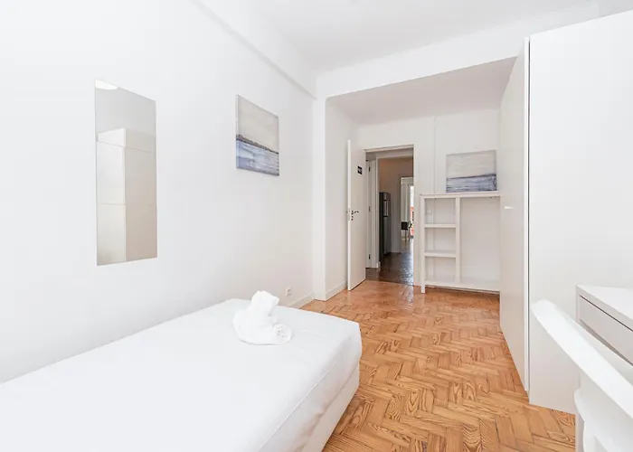 Houze Spacious Near Marques De Pombal Apartment